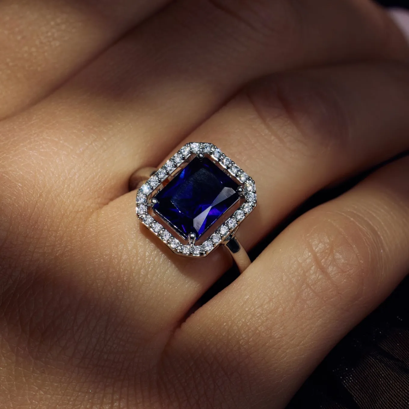 mia_colore_azure_ring_aus_1.webp Mia Colore Azure Ring aus 925er Sterlingsilber mit blauem Zirkoniastein