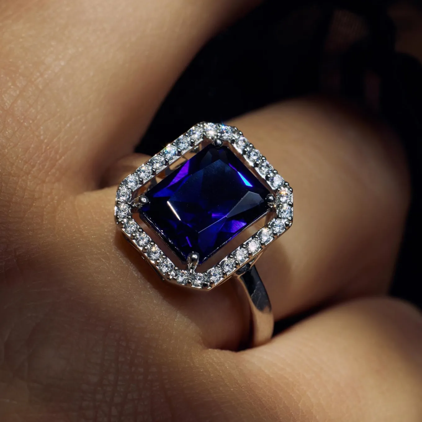 mia_colore_azure_ring_aus_2.webp Mia Colore Azure Ring aus 925er Sterlingsilber mit blauem Zirkoniastein