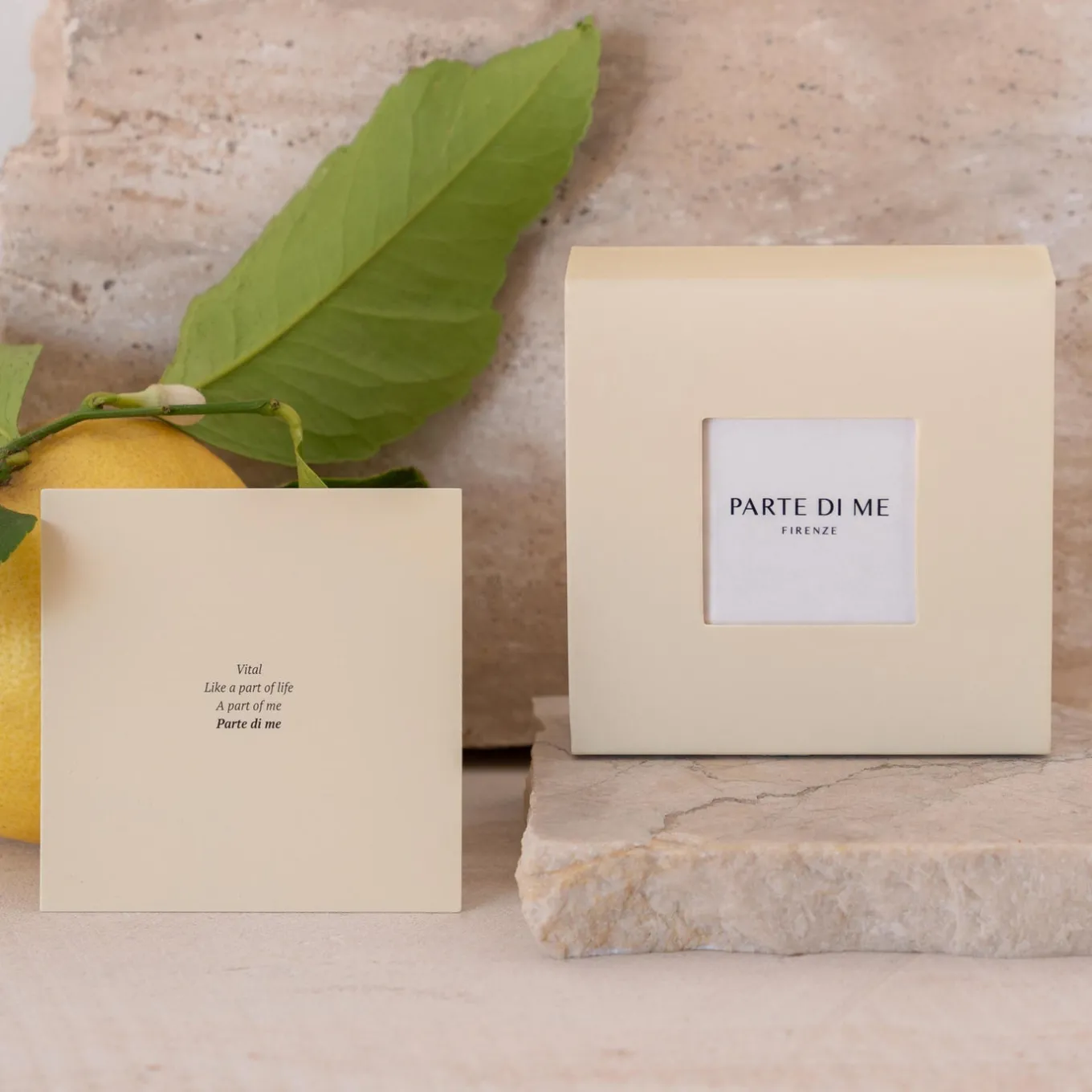 mia_colore_azure_ring_aus_7.webp Mia Colore Azure Ring aus 925er Sterlingsilber mit blauem Zirkoniastein